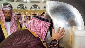 Tips Mencium Hajar Aswad Dengan Mudah dan Nyaman
