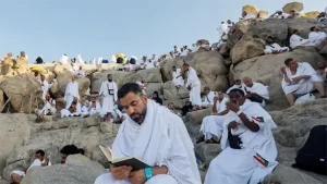 Jamaah haji sedang berdoa dan menangis saat wukuf di padang Arafah
