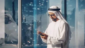Jamaah umroh menggunakan internet dan kartu SIM provider Arab Saudi di Masjidil Haram