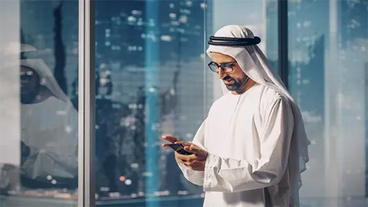 Jamaah umroh menggunakan internet dan kartu SIM provider Arab Saudi di Masjidil Haram