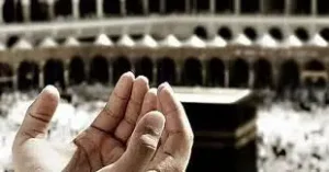 Jemaah umrah sedang berdoa di depan Ka'bah dengan tenang mengamalkan tips paket umroh murah meski harga umroh 2026 naik