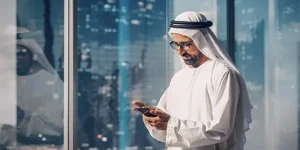 Jamaah umroh menggunakan internet dan kartu SIM provider Arab Saudi di Masjidil Haram
