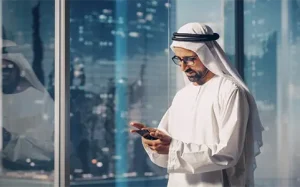 Jamaah umroh menggunakan internet dan kartu SIM provider Arab Saudi di Masjidil Haram