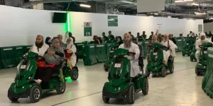 Jamaah menggunakan skuter tawaf di Masjidil Haram