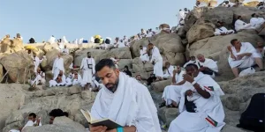 Jamaah haji sedang berdoa dan menangis saat wukuf di padang Arafah