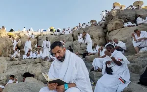 Jamaah haji sedang berdoa dan menangis saat wukuf di padang Arafah