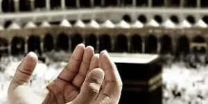Jemaah umrah sedang berdoa di depan Ka'bah dengan tenang mengamalkan tips paket umroh murah meski harga umroh 2026 naik
