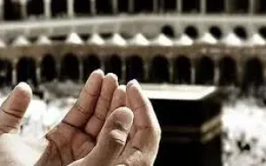 Jemaah umrah sedang berdoa di depan Ka'bah dengan tenang mengamalkan tips paket umroh murah meski harga umroh 2026 naik